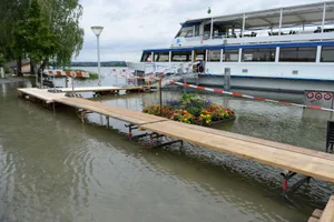 bu_hochwasser_14072021_greifensee_jam13 Wegen des überfluteten Hafens hat die Schifffahrts-Genossenschaft Greifensee (SGG) einen provisorischen Steg gebaut., Über Umwege kämen die Passagiere dennoch aufs Schiffe. Doch die Fahrten sind derzeit eingestellt., Wegen des vielen Wasser besteht auch die Gefahr, dass Schäden an den Schiffen der SGG entstehen., Die Schiffe liegen bis auf Weiteres im Hafen. , Über eine Rundfahrt denken die Verantwortlichen der SGG dennoch nach., Bis der Normalbetrieb auf der Greifensee-Schifffahrt wieder funktioniert, wird es wohl noch ein paar Tage dauern., Und die kürzeste Verkehrsstrecke zwischen Maur und Uster bleibt vorerst unterbrochen.