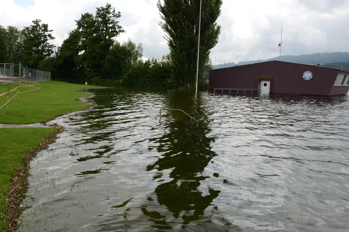 buundbp_hochwasser_uster_greifensee_16072021_jam1_1_0 Der Greifenseepegel ist in den letzten Tagen stark angestiegen., Der Sprungturm ist plötzlich nur noch halb so hoch., Auch in Pfäffikon hat der See Teile des Ufers überschwemmt., Das Wetter bessert sich wohl erst am Wochenende.