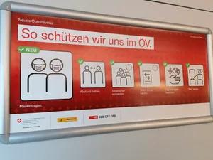 25_maske_tafel_in_zug_1_b Maskentragen im Zug: die Vorschrift ist klar, nicht aber offenbar die Sanktionsmöglichkeiten, wie ein Ustermer Urteil zeigt.
