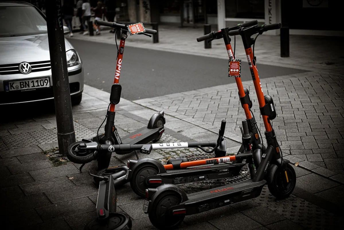 electric-scooter-5511926_1920 Klein, aber schnell: E-Scooter können je nach Modell hohe Geschwindigkeiten erreichen. Doch nicht alle sind hier zugelassen.