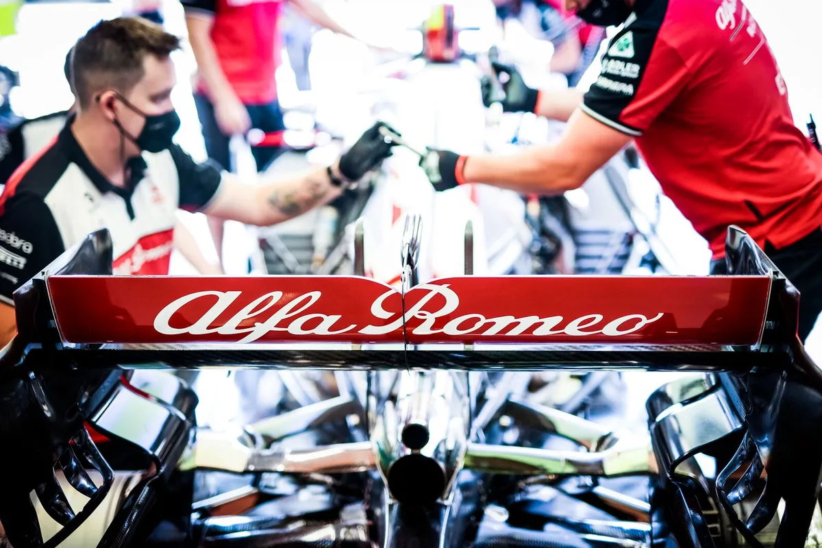 Der Schriftzug «Alfa Romeo» prangt weiterhin auf den Sauber-Boliden – das gibt den Hinwilern Sicherheit.
