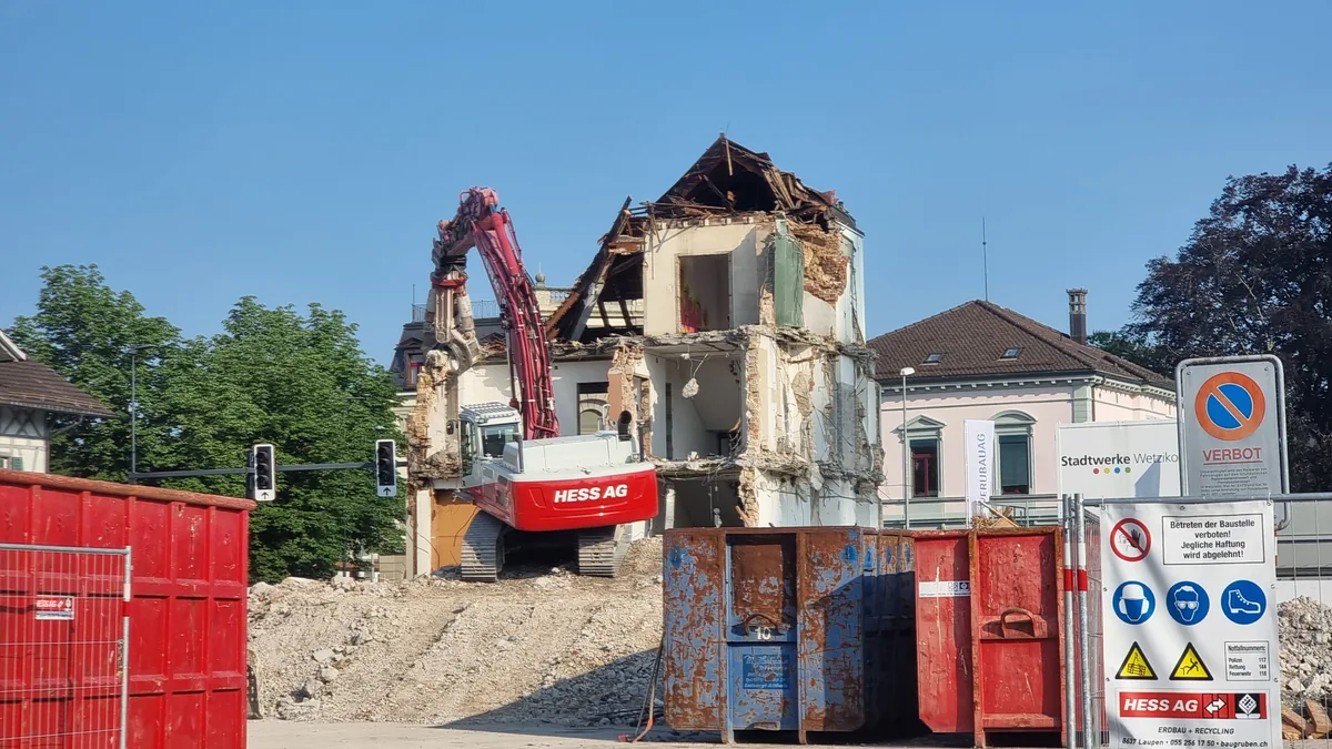 001_00 Vom ehemaligen Medienhaus der Zürcher Oberland Medien AG ist nicht mehr viel übrig., Als letztes wurde der Eckteil abgerissen. , Bevor die Arbeiten im Untergeschoss weitergehen können, muss Dreck und Wasser rausgeholt werden.