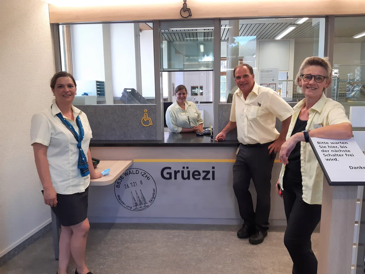 post_wald_zh Das Filialteam der Post Wald in den neugestalteten Räumen.