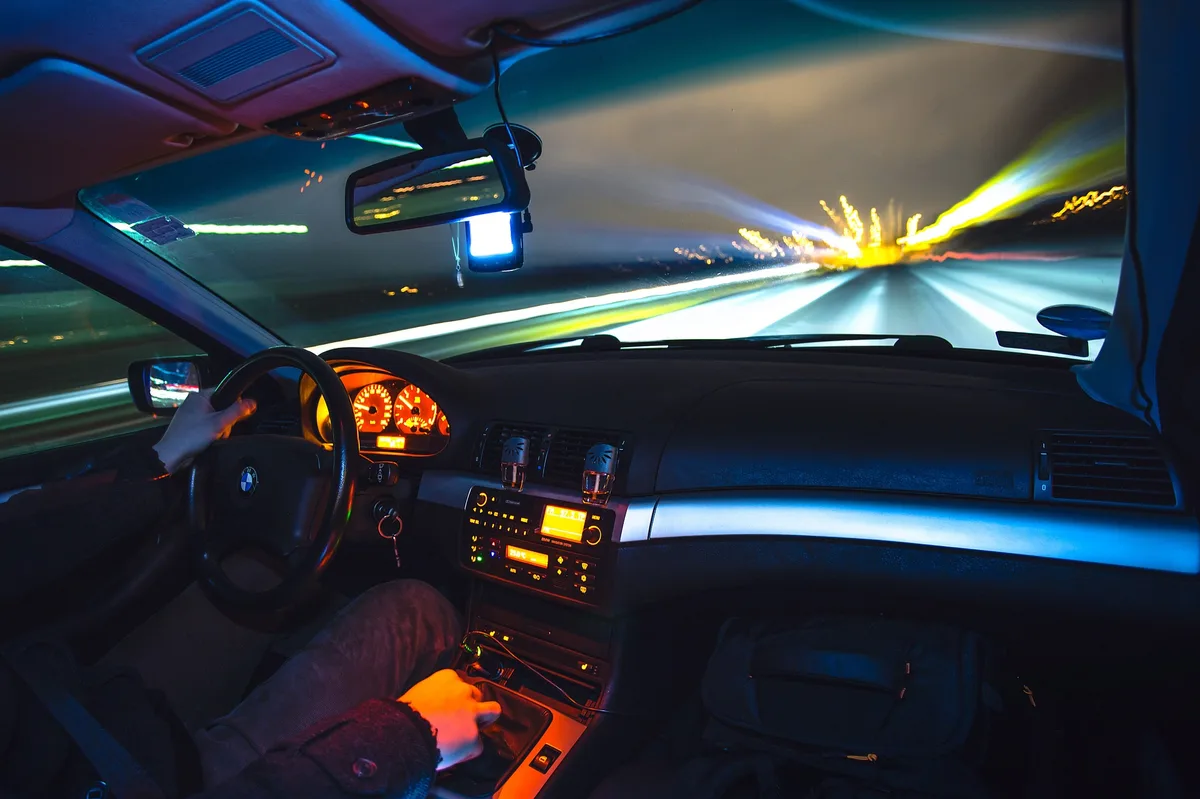 driving-933281_1920 Der Automobilist machte seine Raser-Rechnung ohne das Eingreifen der Polizei.