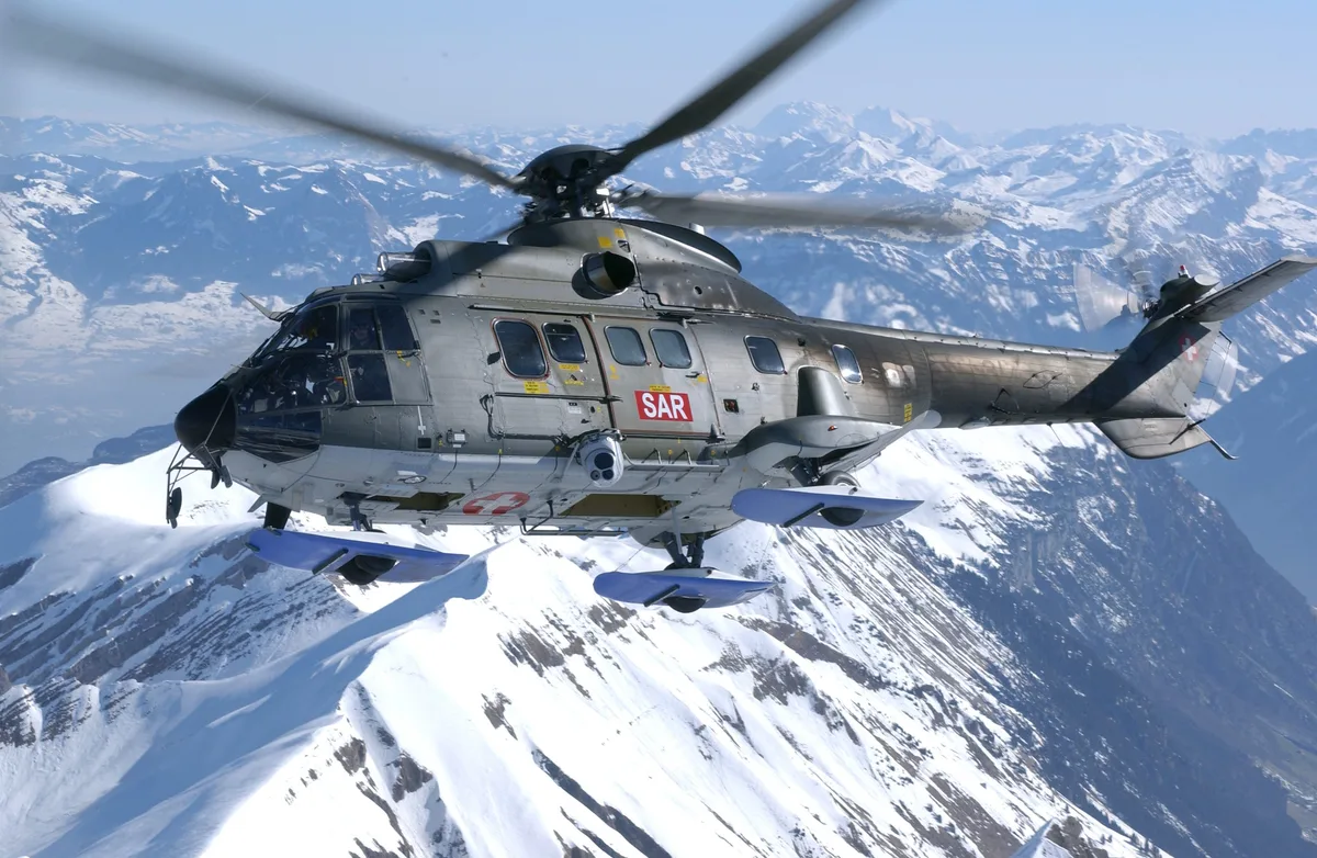0892741 Ein solcher Super Puma war gestern über Hinwil unterwegs.