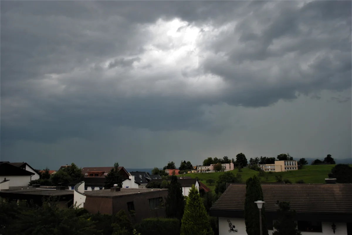 Das aufziehende Gewitter über Seegräben und Wetzikon.