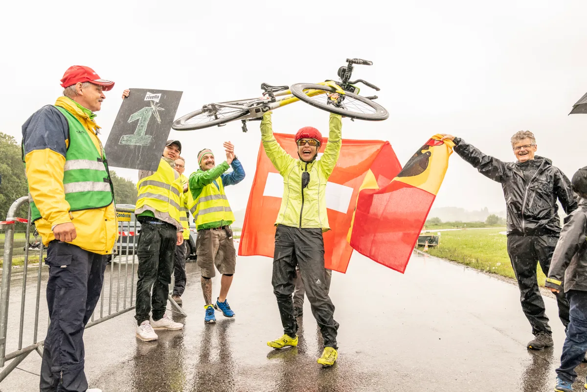 Isabelle Pulver lässt sich nach ihrer Rekordfahrt feiern.