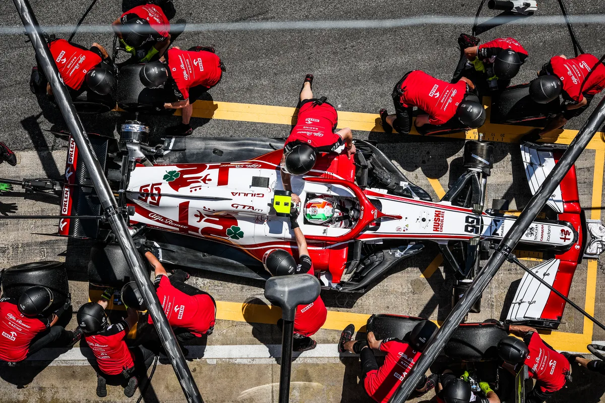 Übungssache: Die Sauber-Crew beim Boxenstopptraining.