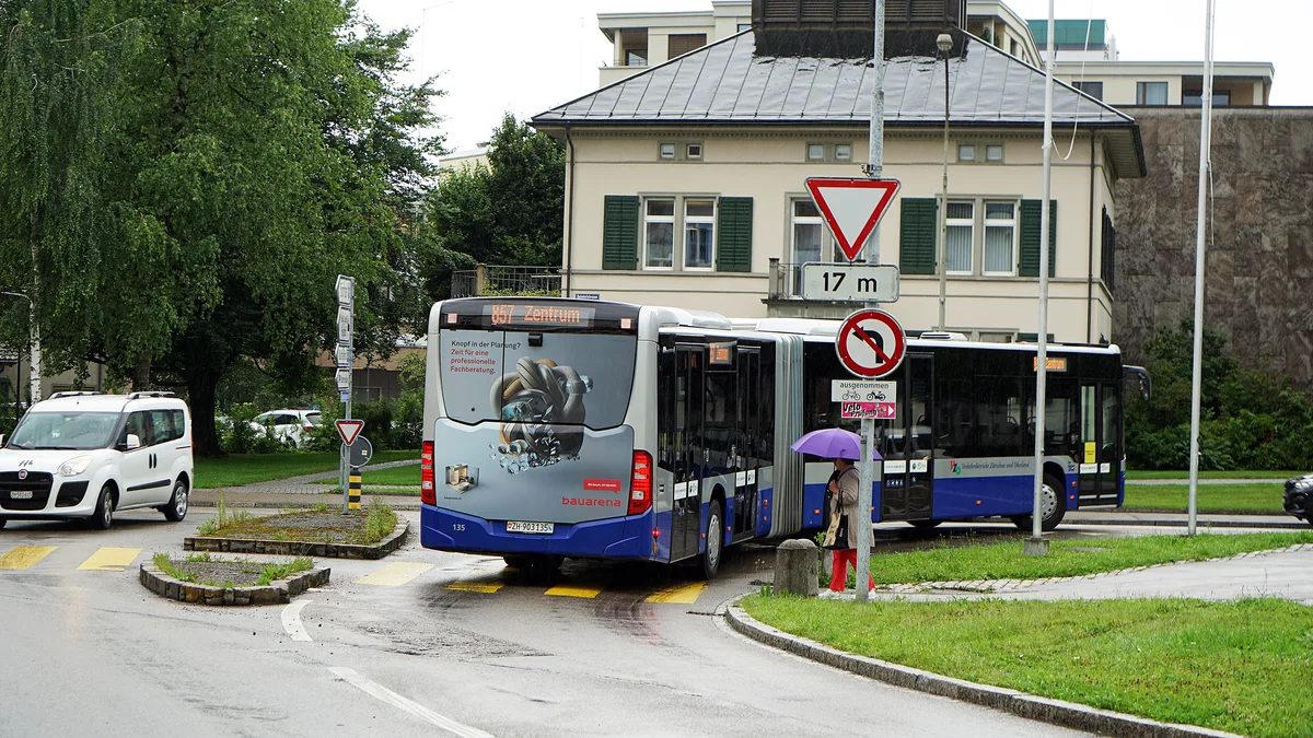 med_info_38_2021_08_02_testbetrieb_linksabbiegen_bus_857 An der Kreuzung der Bahnhofstrasse in Wetzikon gilt heute Linksabbiegeverbot. Für Busse soll sich das versuchshalber ändern.