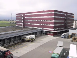 mvv-betrieb2_02 Seit 2003 arbeiten Menschen mit kognitiver Beeinträchtigung vom Werkheim Uster im Verteilzentrum der Migros in Volketswil., Im Gewerbezentrum im Ustermer Loorenquartier soll das «Mehrwerk» entstehen. Noch ist die Finanzierung allerdings nicht gesichert