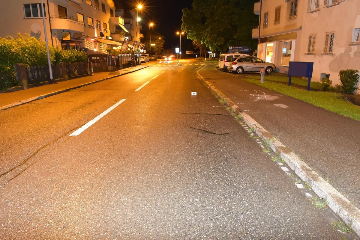 Schwerer Unfall in Dübendorf. Ein E-Trottinett-Fahrer zog sich am Samstagabend bei einem Unfall schwere Verletzungen zu.