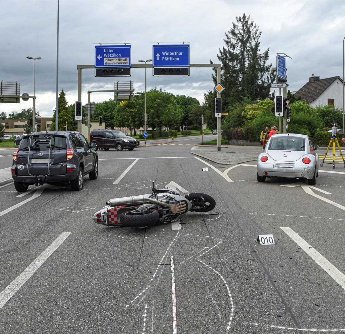 In Hinwil ereignete sich am Sonntag ein schwerer Unfall.