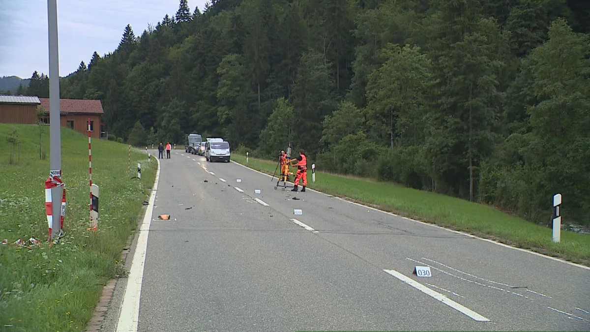 Bei einem Verkehrsunfall in Steg wurden ein E-Biker und ein Töfffahrer verletzt. , Der 19-jährige Motorradfahrer sowie der 60-jähre Velofahrer wurden verletzt., Der Velofahrer wurde mit der Rega ins Spital geflogen., Der Verkehr wurde in beide Richtungen umgeleitet.