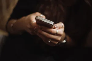 kommunikation_2586977_960_720_pixabay Eine Frau hat durch Anrufe eine andere Frau verängstigt. Nun wurde sie dafür verurteilt.