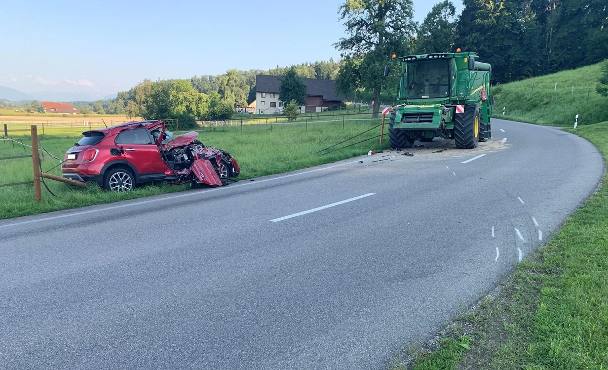 210812r_vukoe_egg-1628762149984 Eine 22-jährige Autolenkerin kollidierte mit einem Mähdrescher.