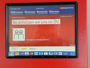 50_masken_ticketautomat Schon auf dem Billetautomaten wird auf die Maskenpflicht im Zug hingewiesen – eine Frau, die das ignorierte, wurde nun bestraft.