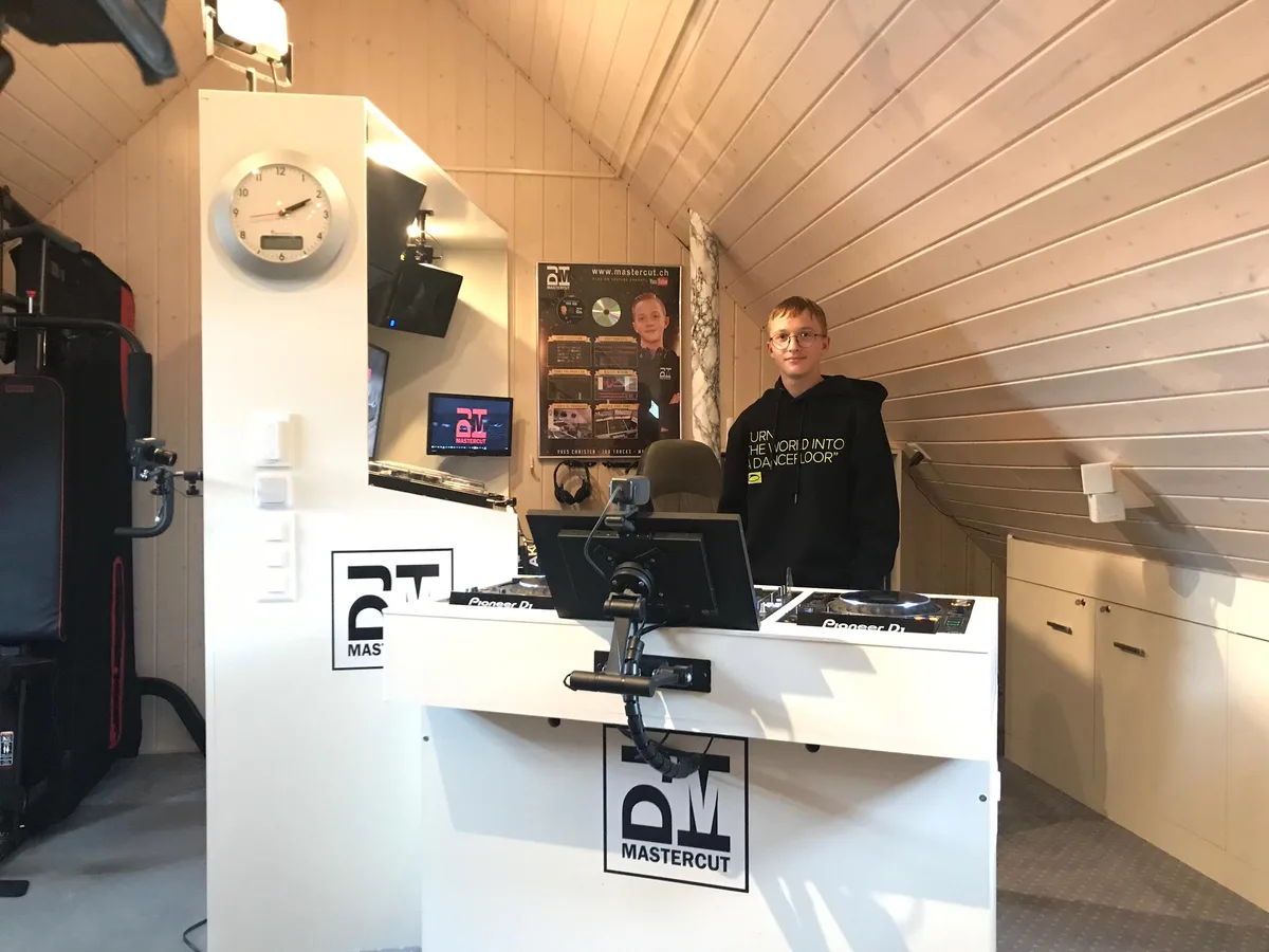 yves_in_seinem_studio_im_estrich_ii_foto_leonie_eggli Yves Christen, 16 Jahre alt, übt sich als DJ seit er fünf Jahre alt ist.