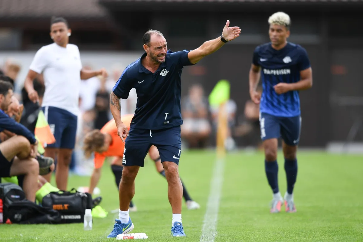 sport_23082020_fussballpfaeffikonmoenchi_dku_2_preview Pfäffikons Trainer Marcel Erismann gibt die Richung vor. Steht seinem Team am Ende wieder jemand vor der Sonne?