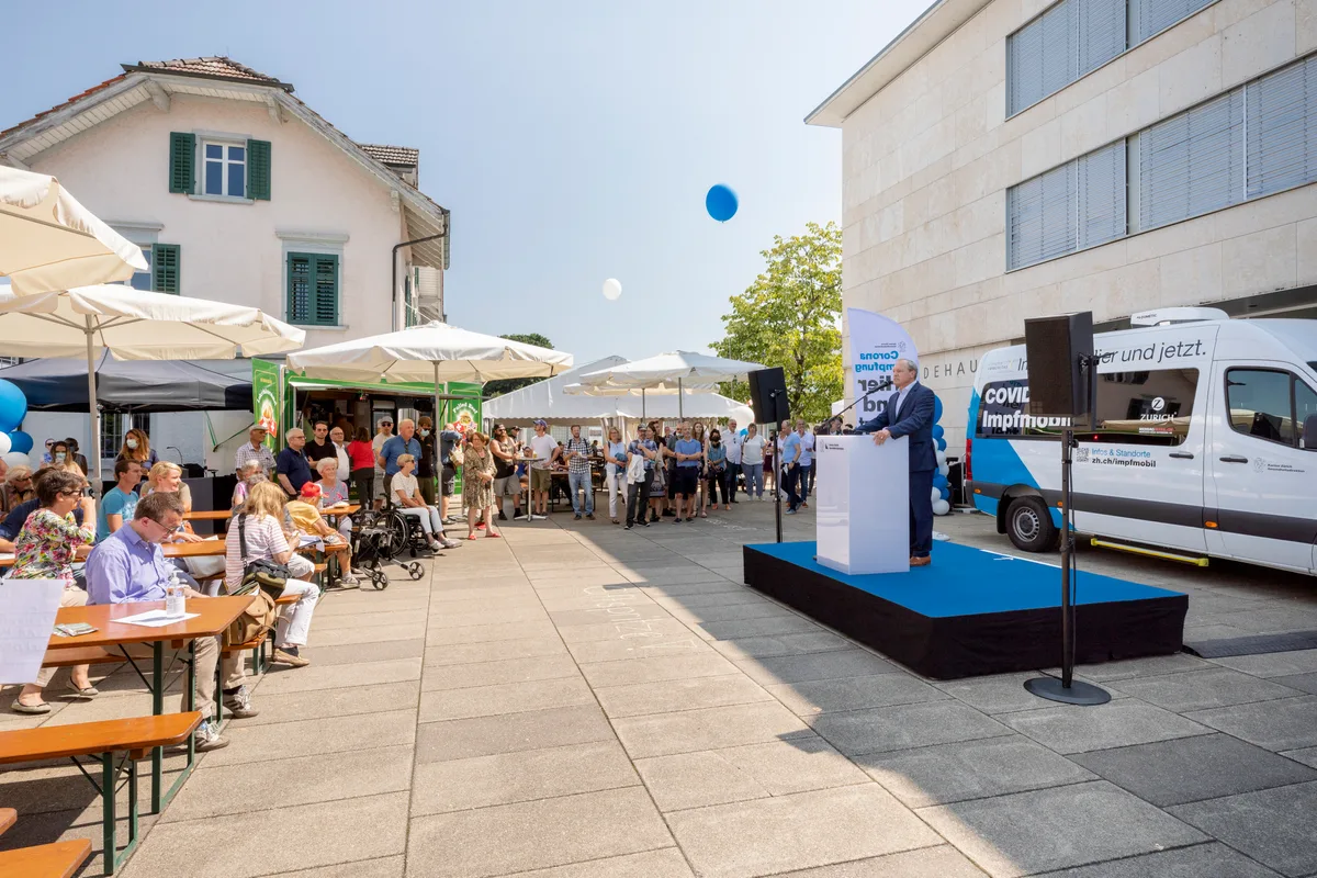 impfmobil_gossauzh_14 Willkommen zur Impfung: Gossaus Gemeindepräsident Jörg Kündig begrüsst die Bevölkerung., Das Impfmobil ist ein Transporter - aber keine Impfkabine., Geimpft wird in einem Zelt., Der Aufmarsch der Impfwilligen war beachtlich. Kritiker waren aber auch dabei., Total 120 Dosen wurden an diesem Anlass verimpft., Etwas spartanisch, aber hocheffizient: Impfkabine on Tour., Die Kritiker und Skeptiker markierten mit Kreide Präsenz., Normalerweise organisiert Joel Meier die Street Parade, in Pandemiezeiten dagegen das Impfzentrum Uster., Natalie Rickli freute sich, dankte, lobte, animierte und fand auch deutliche Worte., Mit Vorbildfunktion: Gossaus Gemeindepräsident Jörg Kündig will mit gutem Beispiel vorangehen.