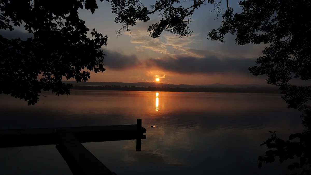 leserbild_270821_peter_rahm_aus_gossau_sonnenaufgang_am_greifensee Platz 1 mit 119 Stimmen: Sonnenaufgang am Greifensee, Platz 2 mit 69 Stimmen: Holzbiene in Fehraltorf, Platz 3 mit 45 Stimmen: Riesenrad in Rapperswil, Platz 4 mit 37 Stimmen: Motocrossrennen in Agasul, Platz 5 mit 29 Stimmen: Maisfeld in Ottikon
