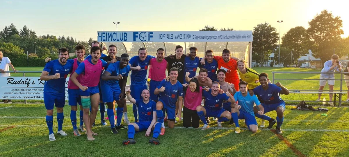 armuzzi_team Keine gespielte Harmonie: Ramona Armuzzi im Kreis ihres Fislisbacher Zweitliga-Teams., Ramona Armuzzi mit ihrem Assistenztrainer Cristian Iglesias., Alles im Blick: Ramona Armuzzi verfolgt das Spielgeschehen.