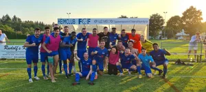 armuzzi_team Keine gespielte Harmonie: Ramona Armuzzi im Kreis ihres Fislisbacher Zweitliga-Teams., Ramona Armuzzi mit ihrem Assistenztrainer Cristian Iglesias., Alles im Blick: Ramona Armuzzi verfolgt das Spielgeschehen.