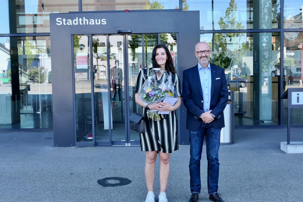 l1060822_preview Bestens gelaunt: Yulia Sternecker und Stadtpräsident André Ingold vor dem Stadthaus., Stadtpräsident André Ingold überreicht Yulia Sternecker Gutscheine fürs Kino Orion., Yulia Sternecker und ihr Mann Michael haben sich über eine Dating-App kennengelernt, es war ein Glückstreffer.