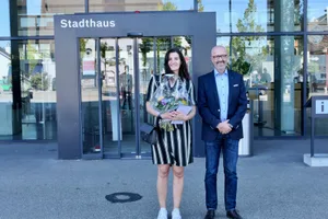 l1060822_preview Bestens gelaunt: Yulia Sternecker und Stadtpräsident André Ingold vor dem Stadthaus., Stadtpräsident André Ingold überreicht Yulia Sternecker Gutscheine fürs Kino Orion., Yulia Sternecker und ihr Mann Michael haben sich über eine Dating-App kennengelernt, es war ein Glückstreffer.