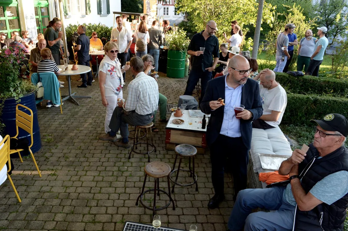 wiedereroeffnungcafenau_volketdswil_7_mav Der sonnige Abend führte zu vielen Besuchern der Wiedereröffnung in der Au., Unterschiedliche Sitzgelegenheiten laden zum Verweilen ein.