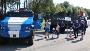 aa_1_b_r_img_5176 Die Kantonspolizei zeigte Fahrzeuge wie den gepanzerten Mowag Eagle (links) und den Duro, die man sonst nie von Nahem sieht., Die Vorführung der Diensthunde stiess auf grosses Zuschauerinteresse., Zwei Generationen Patrouillenfahrzeuge: Der alte VW Käfer «weisse Maus» und der neue, mit Strom betriebene Audi e-Tron 55., Ebenfalls zu Gast in Hinwil: ein Wasserwerfer … , … und die Seepolizei mit ihrem grossen Unimog für Spezialeinsätze., Fototermin auf dem Polizeitöff: eine Attraktion für Kinder und ihre Eltern., Welche Waffen sind erlaubt, welche verboten? Ein Experte gab Auskunft., Auch das Tiefbauamt stellte seine Gefährte aus, etwa diese grosse Wischmaschine, …, … aber auch kleinere Arbeitsgeräte., Winter im Sommer: Kinder nutzten das imposante Streusalzdepot des Tiefbauamts als Mega-«Sandhaufen».