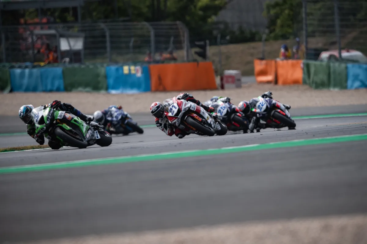 Mitten im Pulk: Randy Krummenacher (Nummer 21) in Magny-Cours.