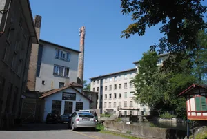 idewe6 Zum Ensemble des Idewe-Areals gehören Fabrikgebäude, ein Kleinkraftwerk und ein Weiher., Derzeit sind die Räumlichkeiten zumeist vermietet., Unter anderem ist auf dem Areal eine Musikschule und ein Brockenhaus eingemietet., Das Idewe-Areal liegt an bester Verkehrslage in Unterwetzikon., Jetzt kommt die ehemalige Strumpffabrik in neue Hände.