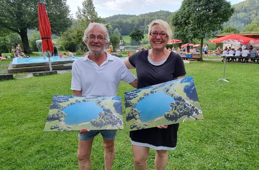 95ba58ad-5b3e-4a1a-9544-223b2dff9386 Guido Müller (links) wirkte 40 Jahre am Strandbad Bichelsee, hier mit seiner langjährigen Mitarbeiterin., Am Kiosk können Badegäste Hunger und Durst stillen., Ursprünglich diente eine alte Baracke als Kiosk., Dieser Sommer war zum Abwinken: Der Kiosk blieb wegen des schlechten Wetters meist geschlossen.