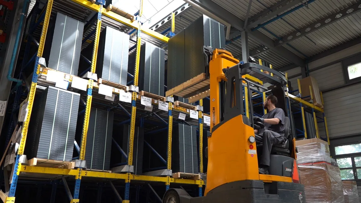 Wöchentlich werden rund 10 000 bis 15 000 Doppelboden-Platten produziert (Foto: Dominik Gut).