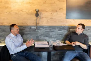 uster_30082021_streitgespraech_crm_5_preview Sind sich nur in einem einzigen Punkt einig – oder zumindest fast: Burkhard Huber (links) und Patrick Walder.