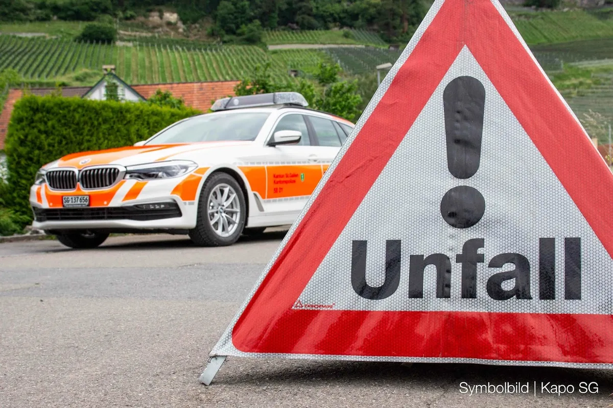 Fahrzeug der Polizei mit Unfallschild (Symbolbild)
