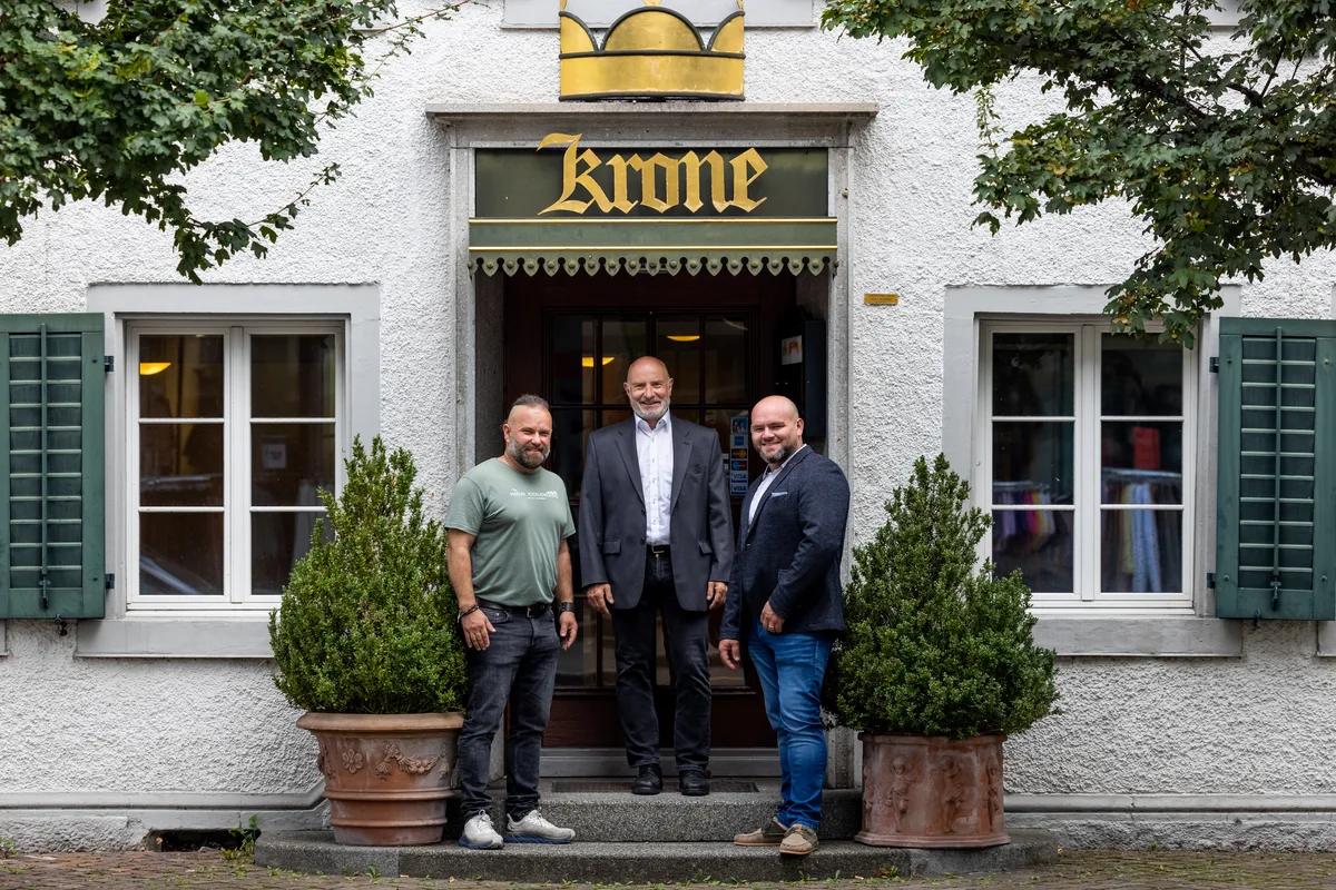 Glückliche Partner: Peach Keller, Finanzvorstand Henri Vettiger (SVP) und Samet Rahmani vor dem Gasthaus Krone., Ab 1. November übernehmen die neuen Pächter., ,