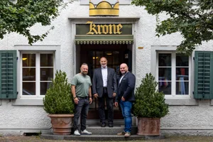 hinwil_10092021_krone_crm_6 Glückliche Partner: Peach Keller, Finanzvorstand Henri Vettiger (SVP) und Samet Rahmani vor dem Gasthaus Krone., Ab 1. November übernehmen die neuen Pächter., ,