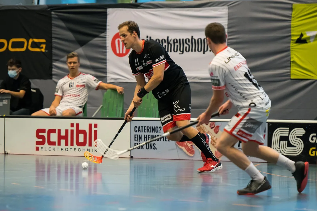 Florian Bolliger (am Ball) ist einer der wenigen verbliebenen Ustermer Leistungsträger.