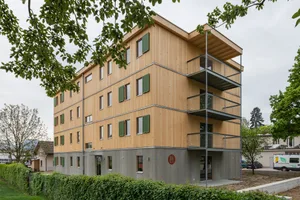 aussen_rueckseite_1 Polarisiert auch mehr als ein Jahr nach der Eröffnung: die Flüchtlings- und Notunterkunft Wohnwerk in Rüti.