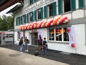 coop1 Bunte Ballons: Seit dem 9. September ist die Coop-Pronto-Filiale im ehemaligen «Schweizerhof» Wetzikon eröffnet.