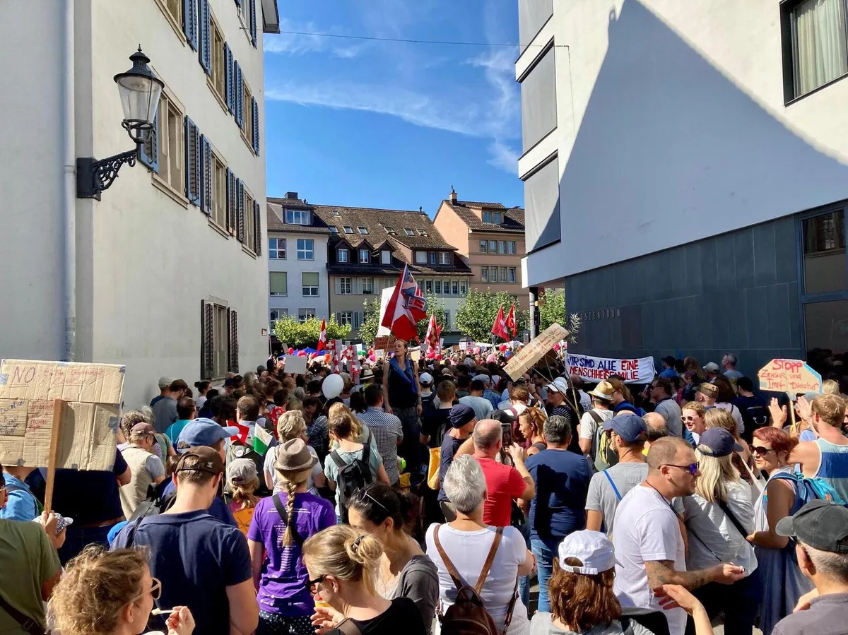 85fgvyqz4yj9l_iinloa98 Weit über tausend Personen haben sich in der Altstadt von Winterthur eingefunden, die Stimmung ist friedlich., Die Freiheitstrychler werden freudig in der Winterthurer Altstadt empfangen.