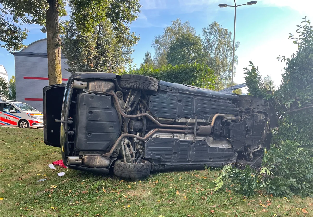210918_volketswil-1632043692139 Ein 43-jähriger Mann ist in Volketswil mit seinem Auto von der Strasse abgekommen.