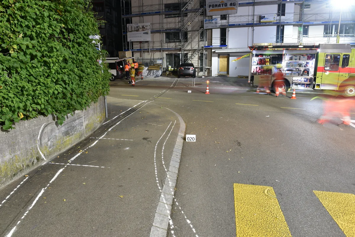 Ein 47-Jähriger verursachte am frühen Sonntagmorgen in Wetzikon einen Selbstunfall., Er prallte mit seinem Wagen in ein Baugerüst und gegen eine Hauswand. Lenker und Beifahrer blieben unverletzt.