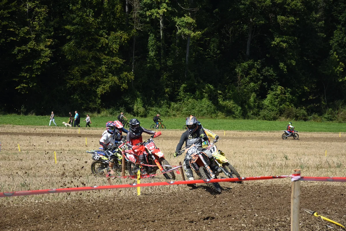 Wandern, Biken und Motocross: Die Schneitwisen glich einem Freizeitgelände., Zweikampf zwischen den Tösstalern Levi Suter und Dominik Betschart., Clubpräsident Dominik Betschart riskiert einen Blick zum Fotografen., Voller Einsatz von Sandra Keller, der schnellsten Frau auf dem Platz.