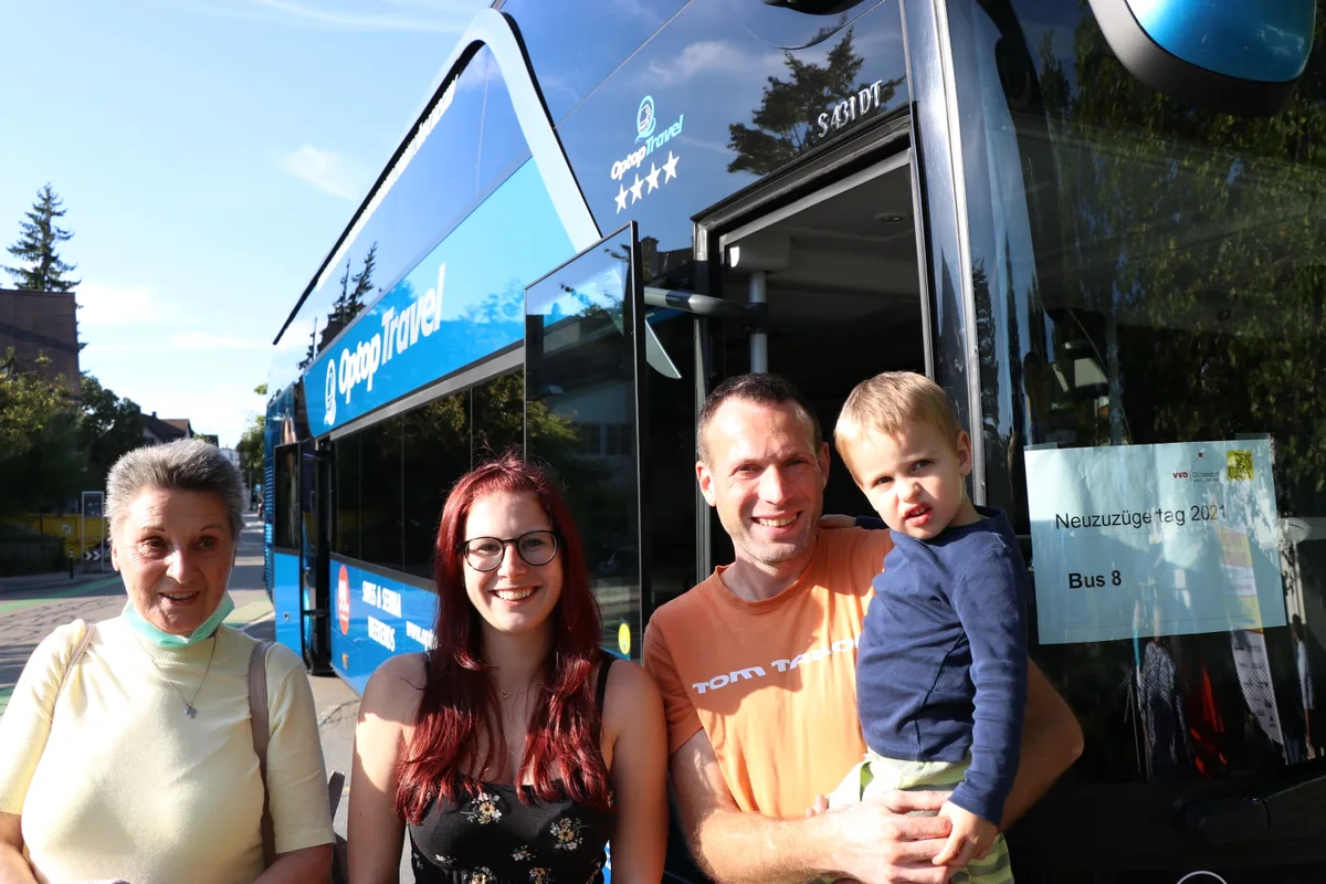 Jolanda Vonesch, Alina Moritz und Matthias Grimm mit Felix (von links) freuen sich auf die Erkundungstour ihres neuen Wohnorts., Der Besuch der Feuerwehr Dübendorf – Wangen-Brüttisellen ist vor allem für die Kinder ein Highlight.