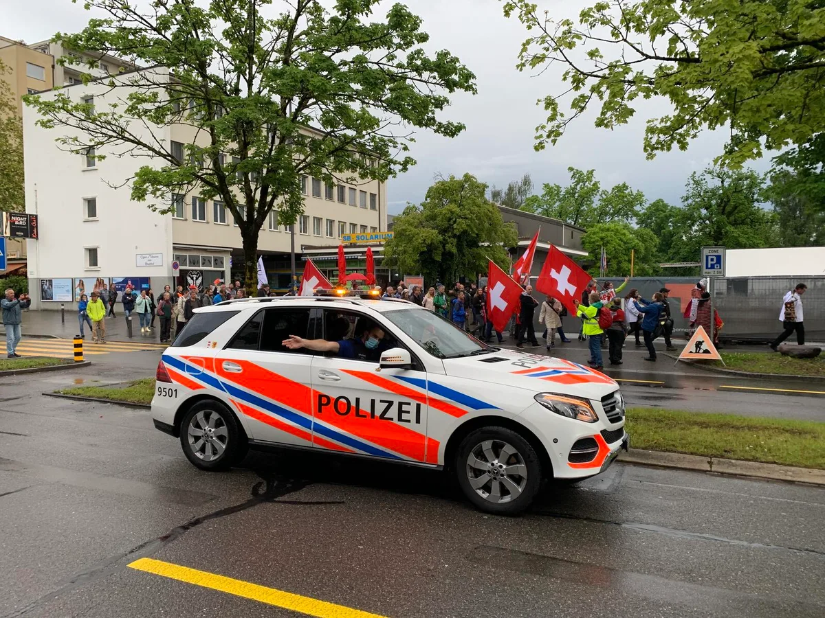 070621_coronademo_uster_cb_6 Die Polizei wird auch an der Kundgebung am Samstag in Uster zu tun haben., Statt ein paar hundert Gegner der Corona-Massnahmen..., ... wie an der letzten Kundgebung in Uster, erwartet die Polizei am Wochenende ein paar tausend.