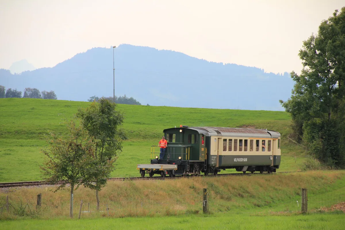 Die Wolfhuuse-Bahn tingelt durch das idyllische Zürcher Oberland.