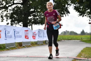 bild_des_jahres Die 80-jährige Irmtraut Reukauf beim Zieleinlauf am diesjährigen Greifenseelauf.