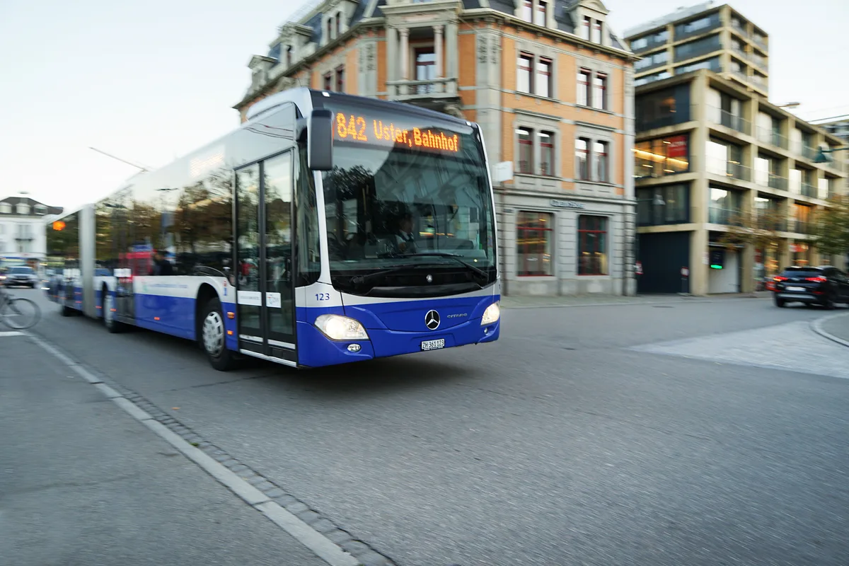 Bus-Passagiere müssen am Samstag Geduld haben, wenn sie am Samstag durch das Ustermer Stadtzentrum fahren wollen., Ab 13 Uhr gibt es kein Rauskommen mehr aus dem Zentrum Usters., Während der Zentrumssperrung werden keine Busse über den Bahnhof verkehren., Auch die Linie 817 verkehrt ab einer neuen Haltestelle., Die Linie 842 fährt&nbsp;ab der Haltstelle Zentralstrasse, die Linie 845 ab Stadthaus.